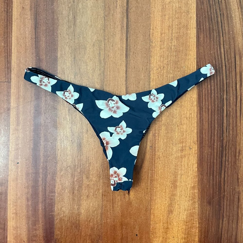 Acacia Axel Bottoms in Isle!